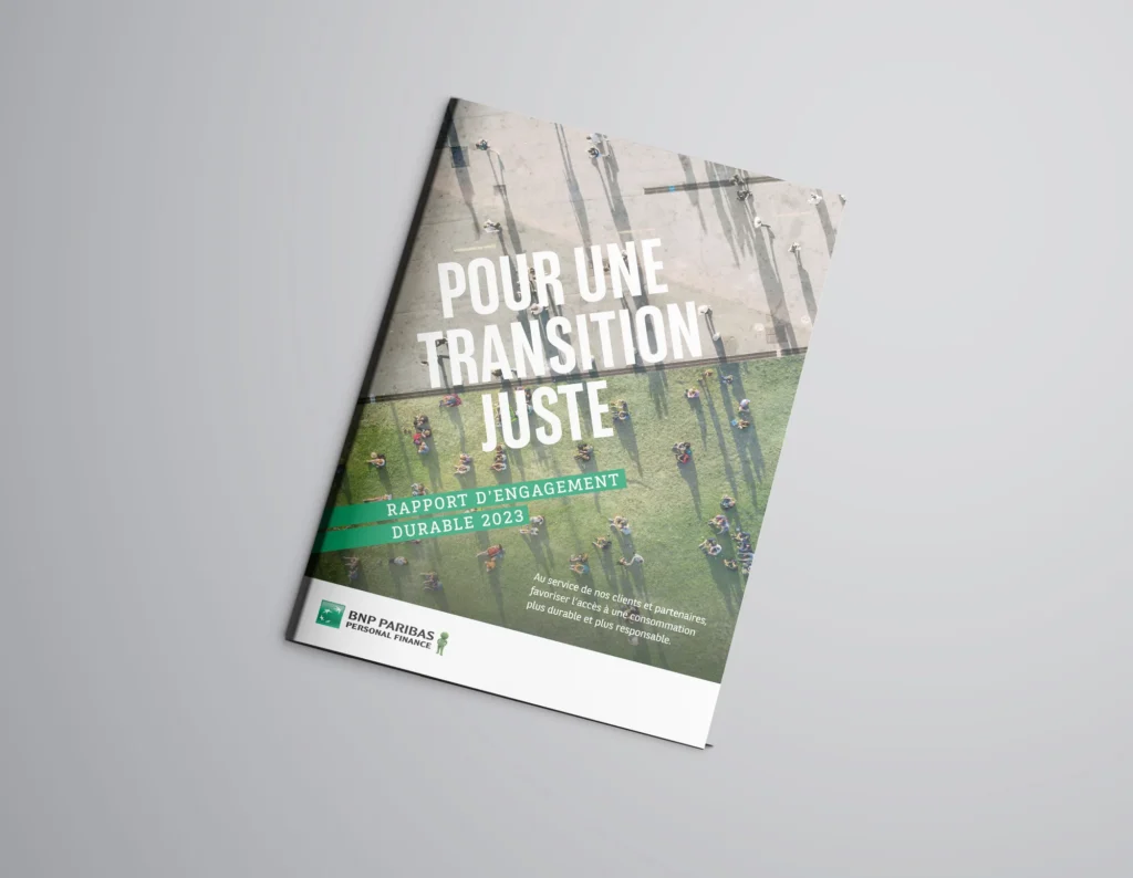 Mockup de la couverture du rapport d'engagement durable 2023 de BNP Paribas Personal Finance, « Pour une transition juste »