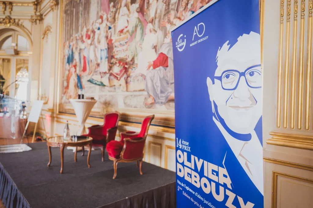 Scène aménagée devant une tapisserie, avec l'affiche du Prix Olivier Debouzy
