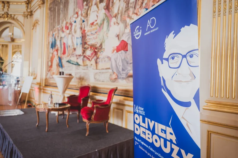 Scène aménagée devant une tapisserie, avec l'affiche du Prix Olivier Debouzy