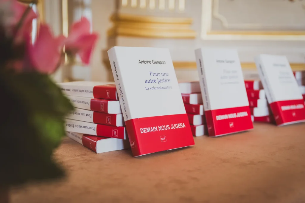 Livres posés sur une table lors du 14e Prix Olivier Debouzy