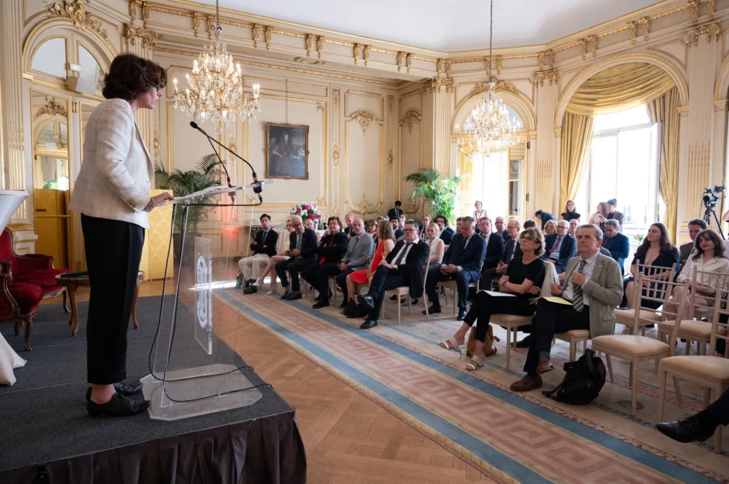 Intervenante au pupitre devant le public assis lors du 14e Prix Olivier Debouzy