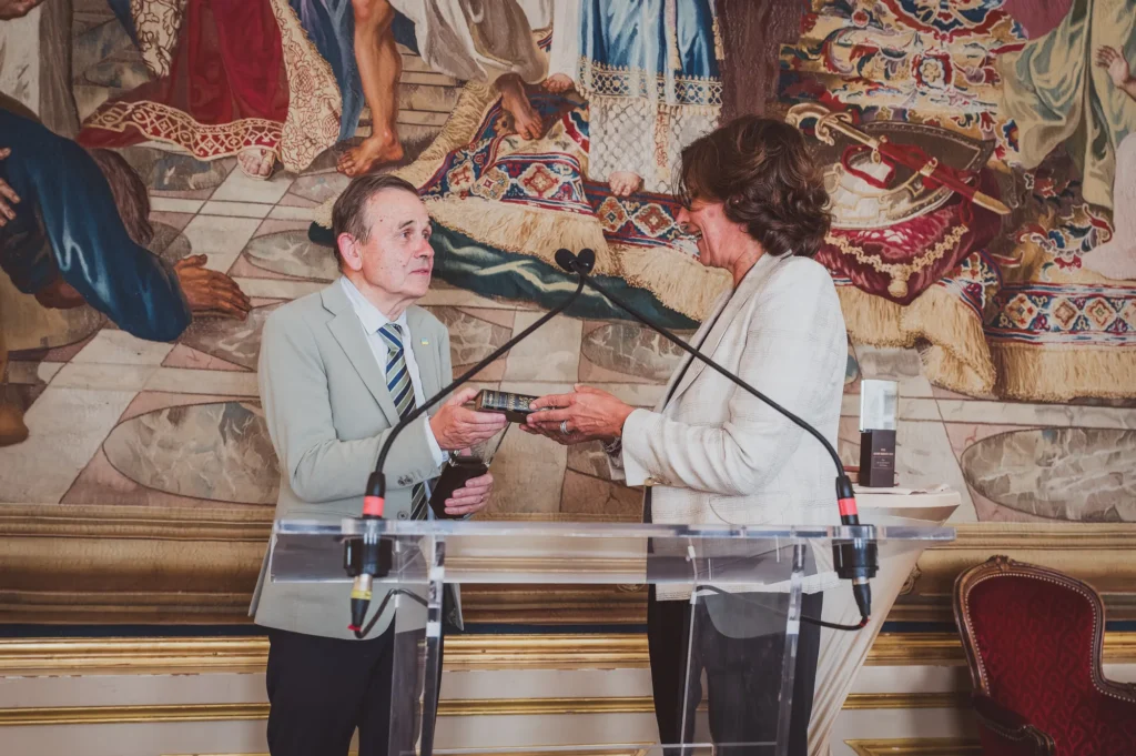 Remise d'un prix au pupitre devant la tapisserie lors du 14e Prix Olivier Debouzy