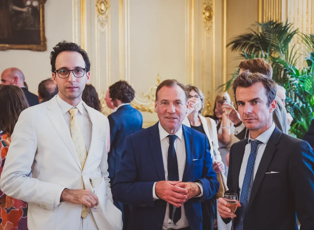 Invités souriants lors du cocktail du 14e Prix Olivier Debouzy