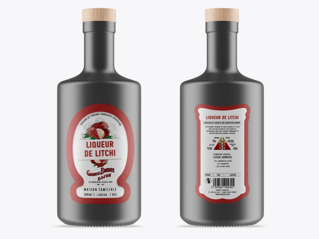 Mockup des bouteilles de liqueur de litchi Gabriel Boudier : étiquette de face et contre-étiquette rouges avec recette du Litchi Sunrise