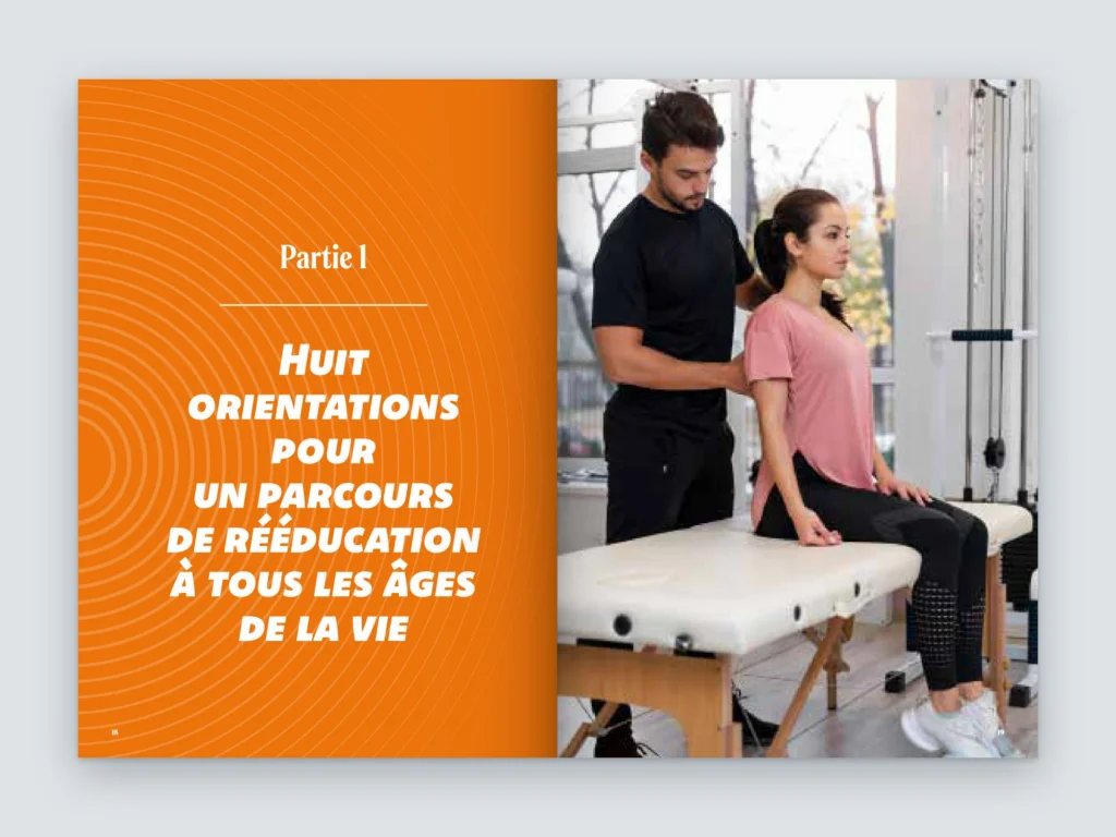 Mockup de la double page d'ouverture de la partie I du Manifeste FFMKR, « Huit orientations pour un parcours de rééducation à tous les âges de la vie », sur fond orange