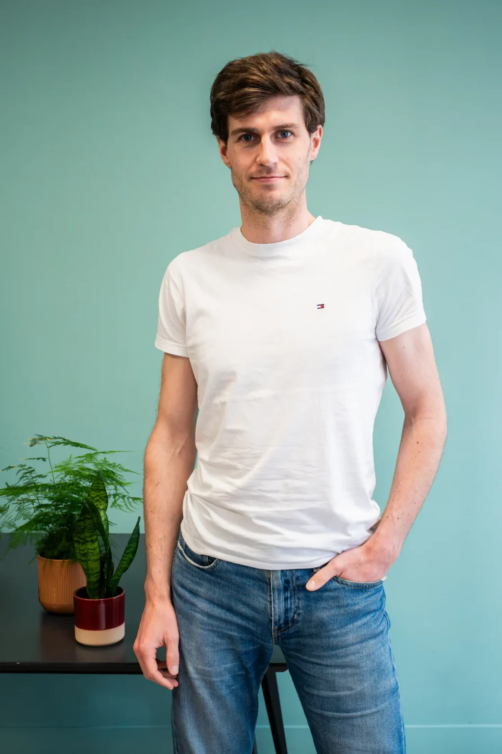 Portrait d'un membre de l'équipe FYGR debout, une main dans la poche