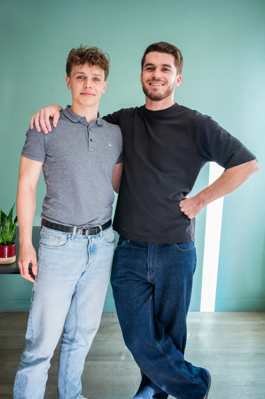Portrait de deux membres de l'équipe FYGR posant ensemble avec complicité