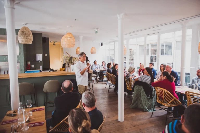 Salle du restaurant pendant le déjeuner HomeExchange, convives attablés