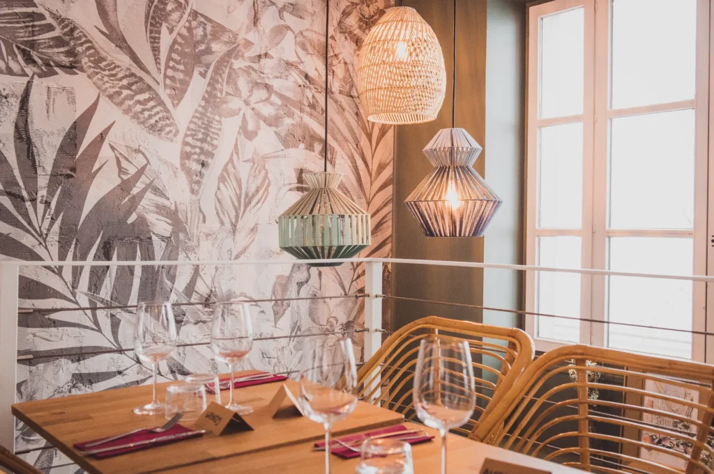 Table dressée dans le restaurant avant le déjeuner HomeExchange