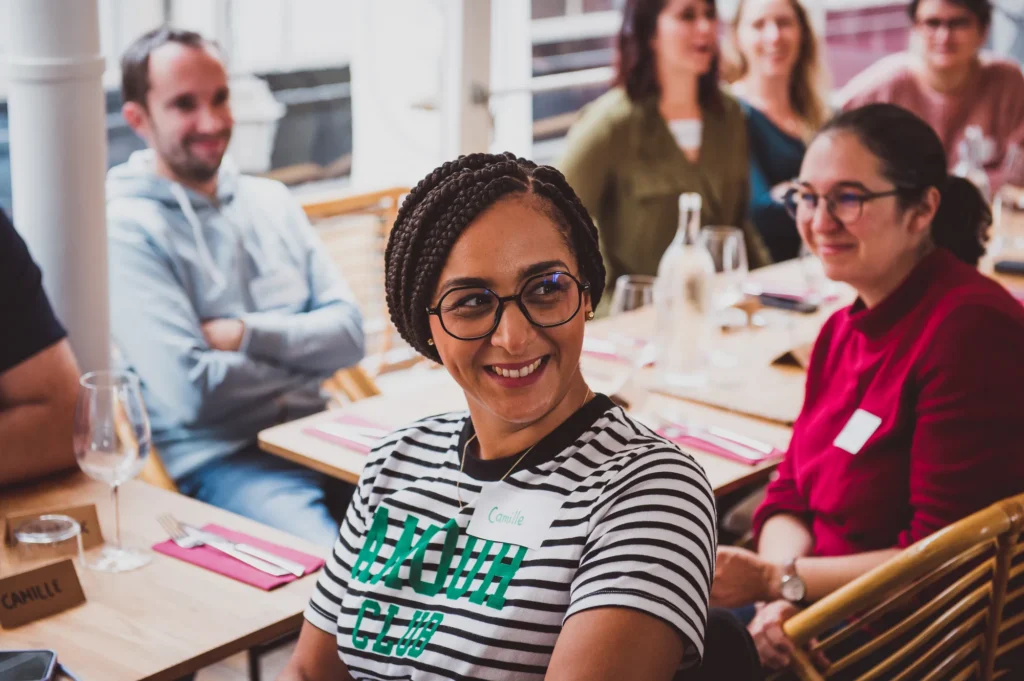 Convive souriante attablée lors du déjeuner HomeExchange