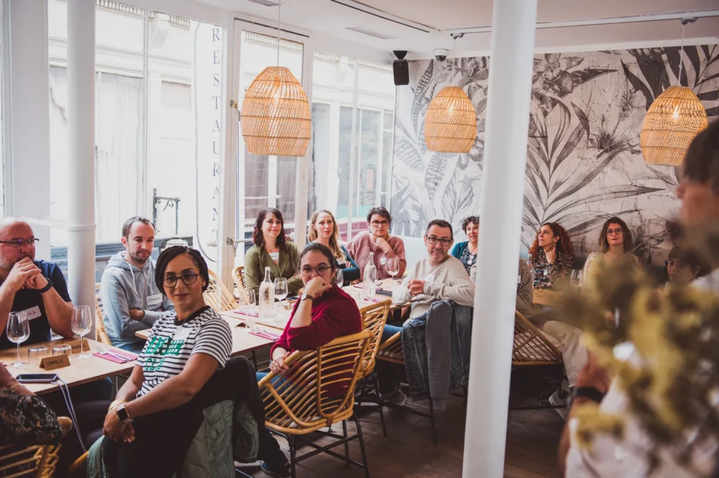 Salle du restaurant remplie de convives lors du déjeuner HomeExchange
