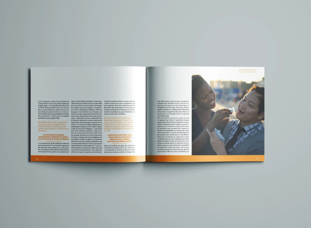 Mockup d'une double page du rapport d'activité de l'INED : texte de recherche et photographie d'un couple