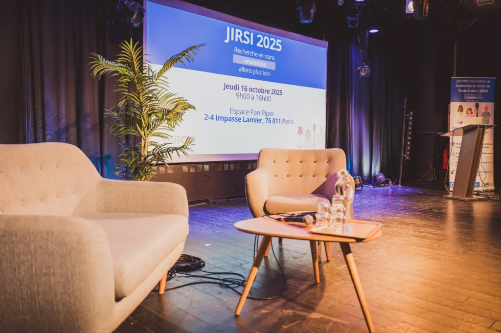 Scène de la Journée Innovation et Recherche en Soins en Île-de-France 2025 avec l'écran d'accueil JIRSI 2025