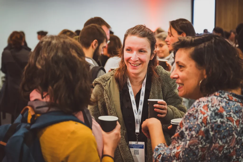 Participantes qui échangent autour d'un café pendant une pause de la JIRSI 2025