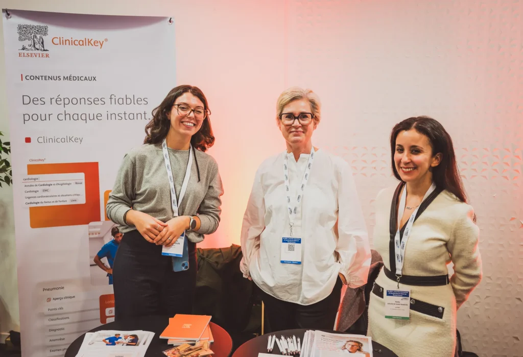 Trois participantes devant un stand lors de la JIRSI 2025