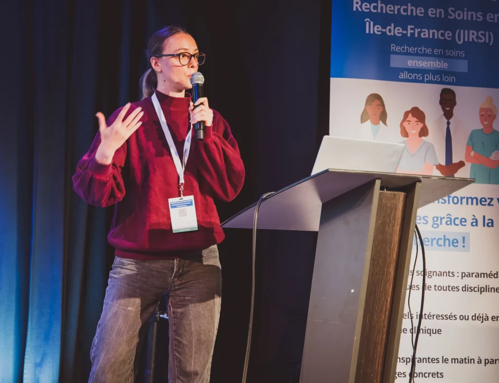 Intervenante au micro sur la scène de la JIRSI 2025