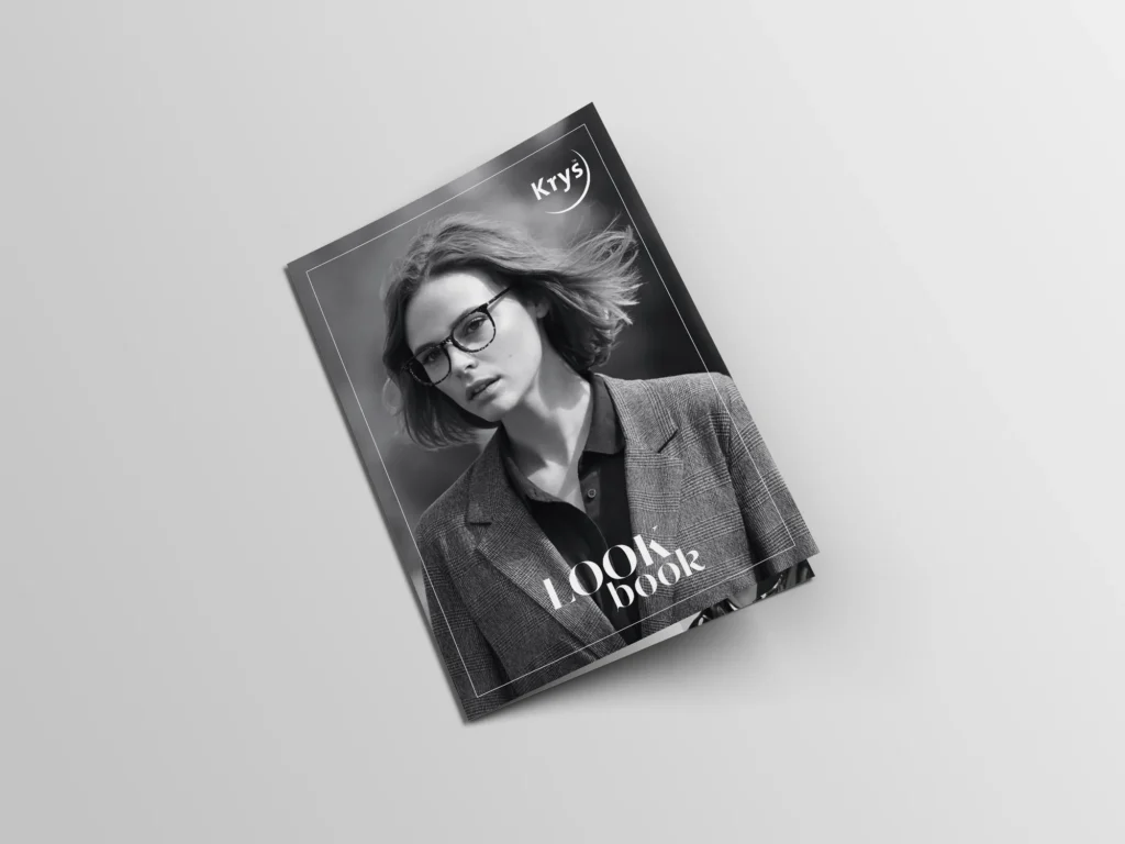 Mockup de la couverture du lookbook Krys, portrait noir et blanc d'une femme à lunettes