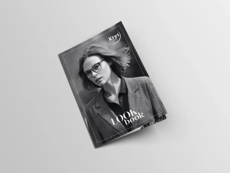 Mockup de la couverture du lookbook Krys, portrait noir et blanc d'une femme à lunettes
