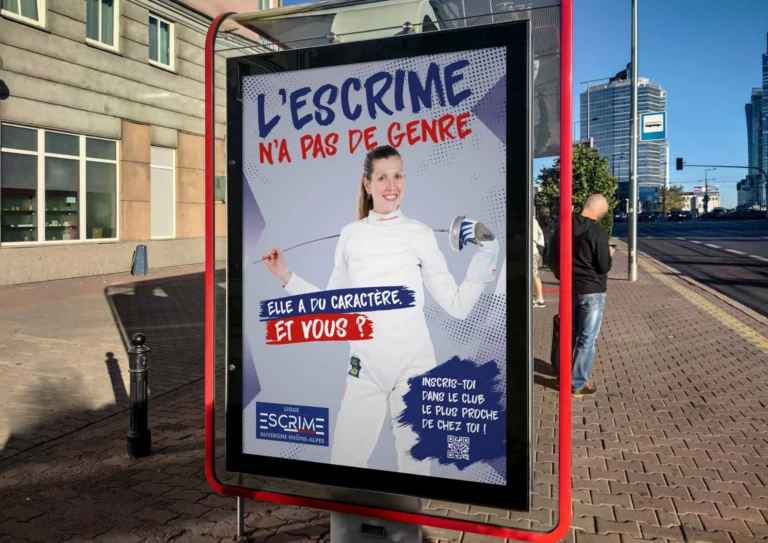 Mockup d'une affiche d'abribus de la Ligue Escrime AURA : « L'escrime n'a pas de genre. Elle a du caractère. Et vous ? »