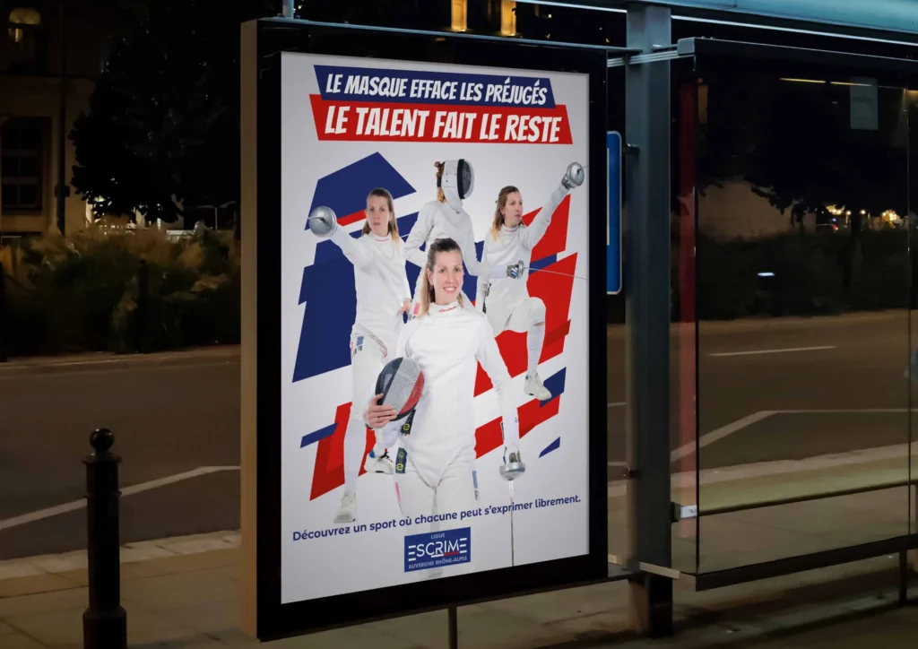 Mockup d'une affiche d'abribus de la Ligue Escrime AURA : « Le masque efface les préjugés, le talent fait le reste »