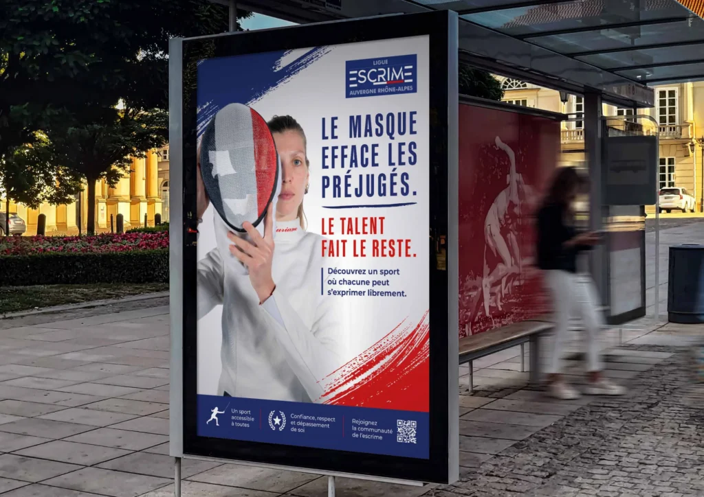 Mockup d'une variante d'affiche de la Ligue Escrime AURA : une escrimeuse avec son masque et le slogan « Le masque efface les préjugés »