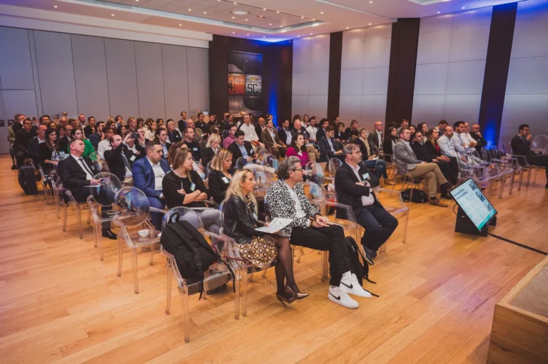 Public réuni dans la salle de conférence lors de la matinale Nomadia