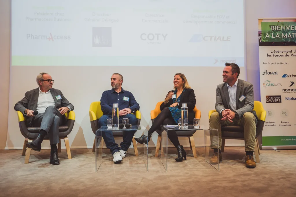 Table ronde de quatre intervenants assis dans des fauteuils lors de la matinale Nomadia
