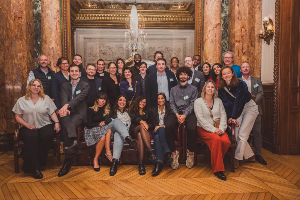 Photo de groupe des participants dans les salons à la fin de la matinale Nomadia