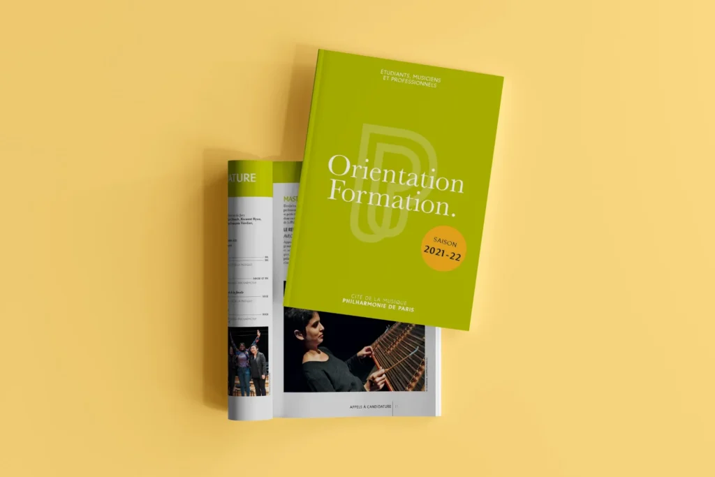 Mockup de la brochure « Orientation Formation » de la Cité de la musique - Philharmonie de Paris, saison 2021-22