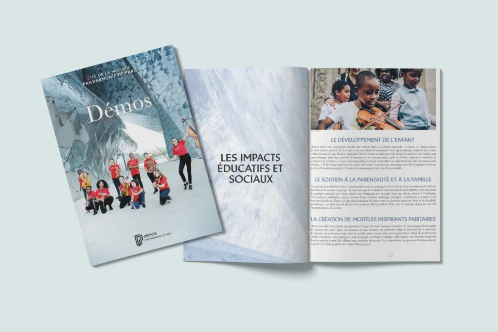 Mockup de la brochure Démos de la Philharmonie de Paris : couverture et double page sur les impacts éducatifs et sociaux
