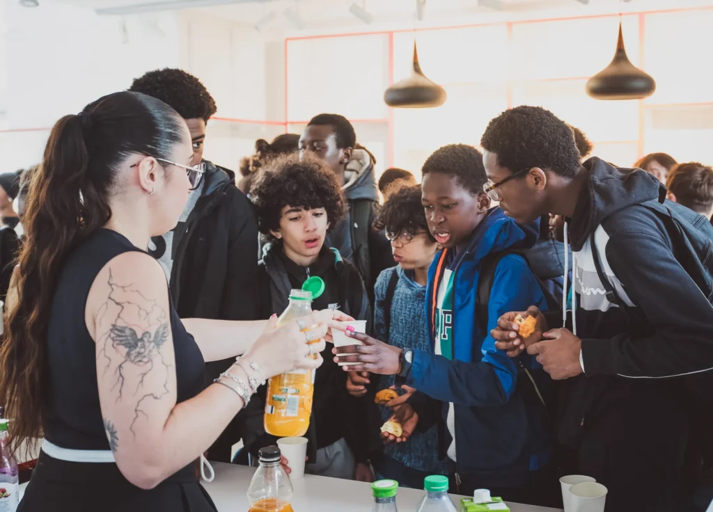 Collégiens autour du buffet pendant l'accueil du festival Les collégiens ont la parole