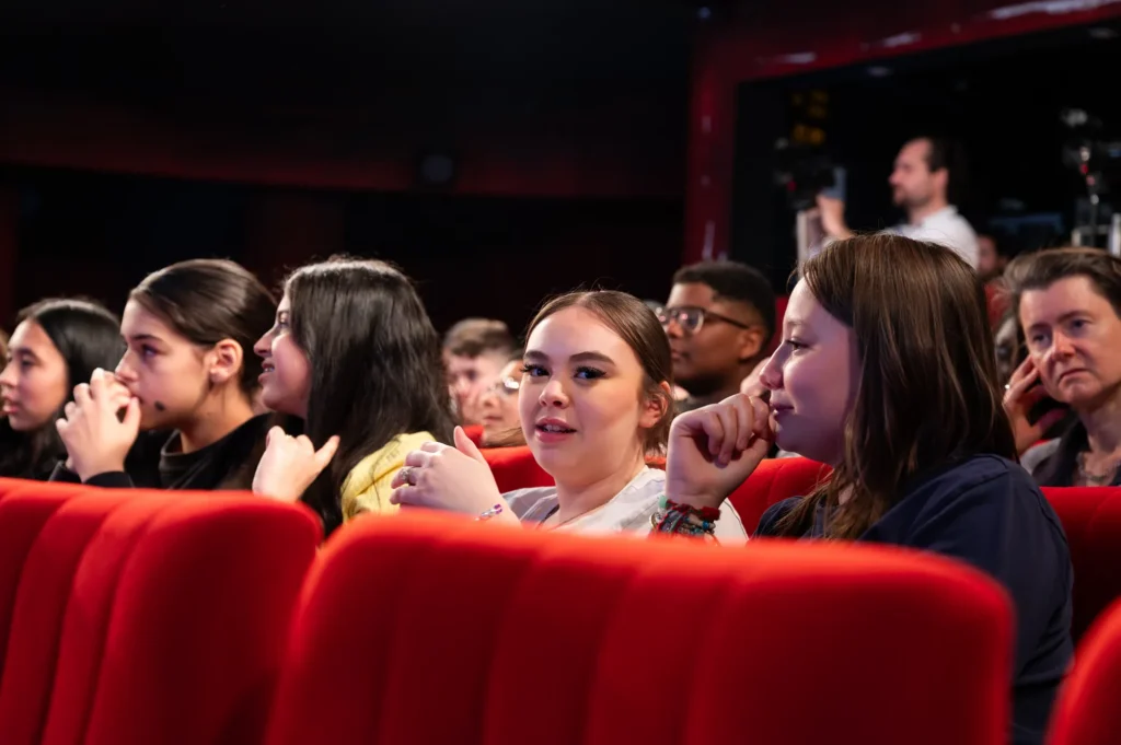 Collégiennes qui rient dans le public du festival Les collégiens ont la parole