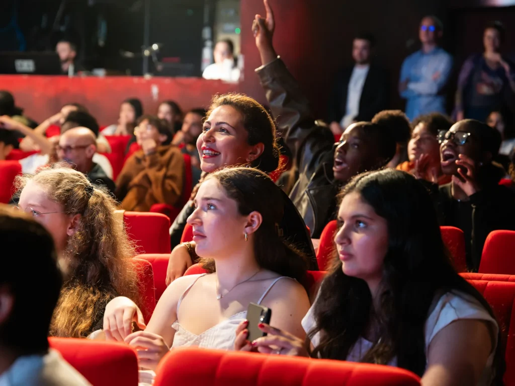 Jeunes spectatrices captivées dans la salle du théâtre pendant le festival