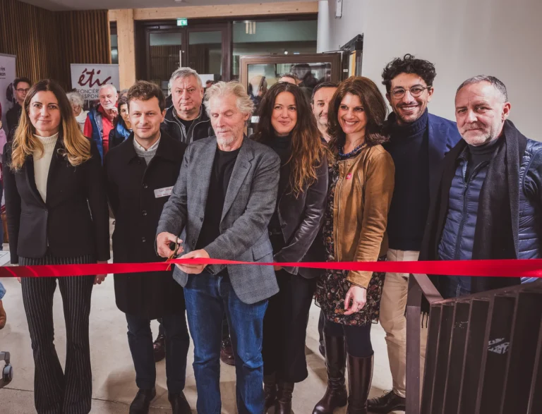 Coupé de ruban lors de l'inauguration du Wikivillage dans le 20e arrondissement de Paris