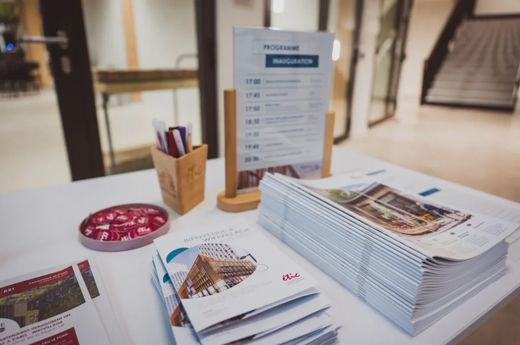 Brochures de présentation du Wikivillage posées sur la table d'accueil