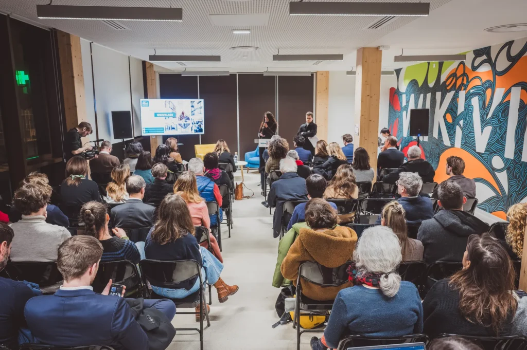 Salle remplie pendant les discours de l'inauguration du Wikivillage