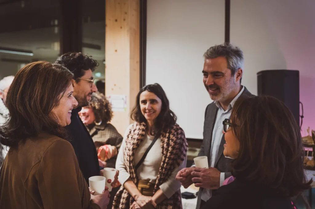 Invités qui échangent lors du cocktail de l'inauguration du Wikivillage